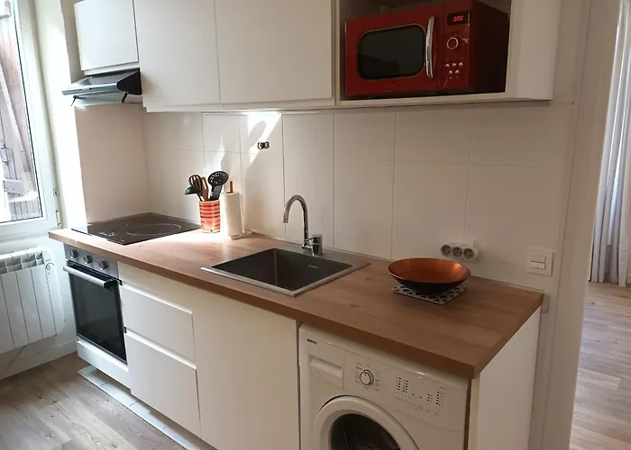 Appartement T2 Renove, Centre-Ville Hendaye, Proche Baie, Sans Ascenseur, Balcon, Calme, Wifi Non Inclus - Fr-1-239-850